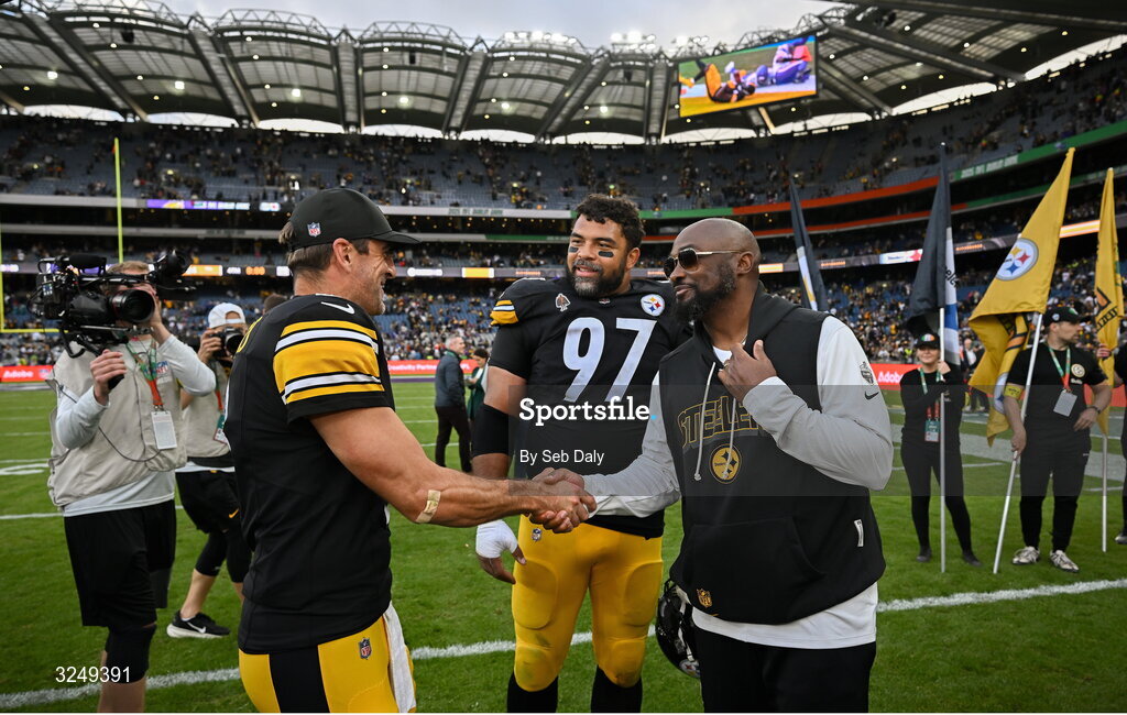 28 September 2025; Pittsburgh Steelers head coach Mike Tomlin, shakes hands with Aaron Rodgers and Cameron Heyward after the 2025 NFL International Game between the Pittsburgh Steelers and the Minnesota Vikings at Croke Park in Dublin. Photo by Seb Daly/Sportsfile