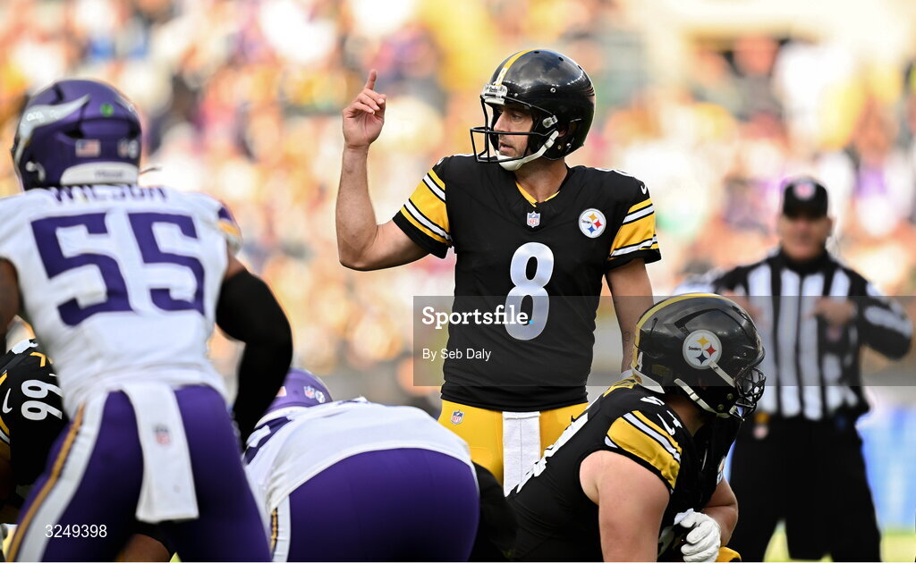 28 September 2025; Quarterback Aaron Rodgers #8 of Pittsburgh Steelers during the 2025 NFL International Game between the Pittsburgh Steelers and the Minnesota Vikings at Croke Park in Dublin. Photo by Seb Daly/Sportsfile