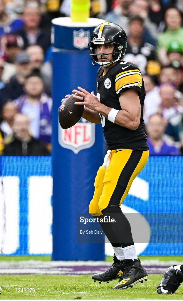 28 September 2025; Pittsburgh Steelers Quarterback Aaron Rodgers #8 of Pittsburgh Steelers during the 2025 NFL International Game between the Pittsburgh Steelers and the Minnesota Vikings at Croke Park in Dublin. Photo by Seb Daly/Sportsfile