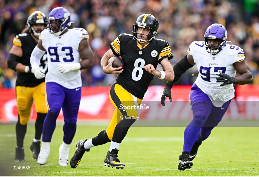 28 September 2025; Pittsburgh Steelers Quarterback Aaron Rodgers #8 of Pittsburgh Steelers during the 2025 NFL International Game between the Pittsburgh Steelers and the Minnesota Vikings at Croke Park in Dublin. Photo by Seb Daly/Sportsfile