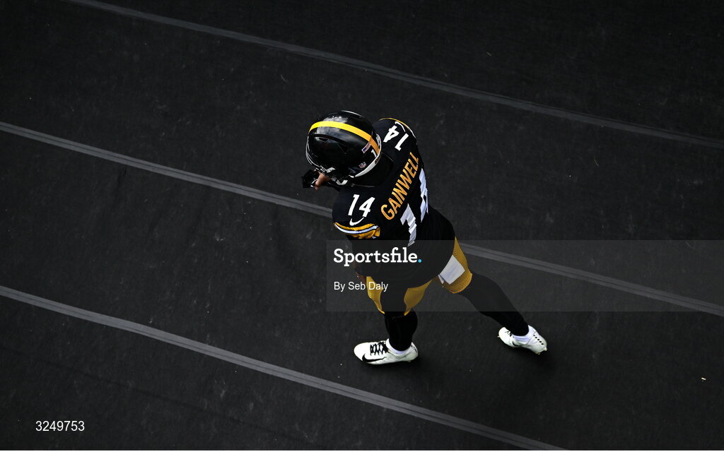28 September 2025; Running back Kenneth Gainwell #14 of Pittsburgh Steelers before the 2025 NFL International Game between the Pittsburgh Steelers and the Minnesota Vikings at Croke Park in Dublin. Photo by Seb Daly/Sportsfile