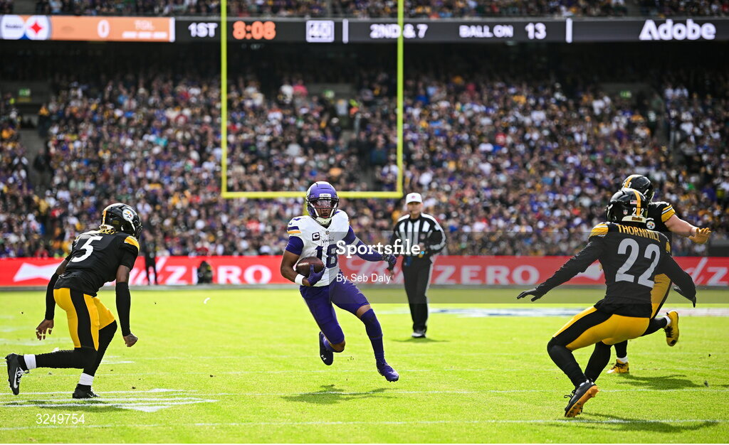 28 September 2025; Minnesota Vikings wide receiver Justin Jefferson #18 of Minnesota Vikings during the 2025 NFL International Game between the Pittsburgh Steelers and the Minnesota Vikings at Croke Park in Dublin. Photo by Seb Daly/Sportsfile