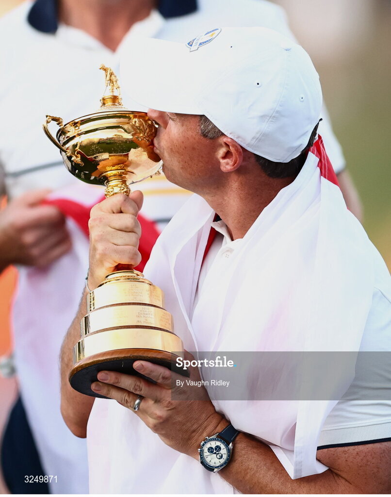 28 September 2025; Rory McIlroy of Team Europe lifts the Ryder Cup on day three of the 2025 Ryder Cup at Black Course at Bethpage State Park Golf Course in Farmingdale, New York, USA. Photo by Vaughn Ridley/Sportsfile