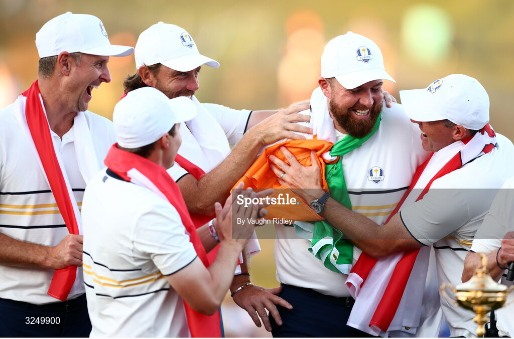 28 September 2025; Shane Lowry of Europe celebrates with teammates Justin Rose, Matt Fitzpatrick, Tommy Fleetwood, left, and Rory McIlroy on day three of the 2025 Ryder Cup at Black Course at Bethpage State Park Golf Course in Farmingdale, New York, USA. Photo by Vaughn Ridley/Sportsfile