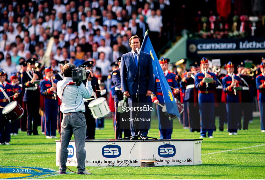 15 September 1991; Irish tenor Frank Patterson sings Amhrán na bhFiann before the All-Ireland Senior Football Championship Final between Down and Meath at Croke Park in Dublin. Photo by Ray McManus/Sportsfile