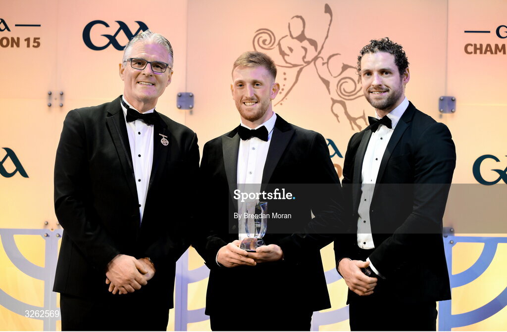 17 October 2025; Christy Ring Cup Player of the Year Sean Glynn of London is presented with his award by Uachtarán Chumann Lúthchleas Gael Jarlath Burns, left, and GPA Chief Executive Officer Tom Parsons, right, during the GAA Champion 15 Awards ceremony at Croke Park in Dublin. Photo by Brendan Moran/Sportsfile