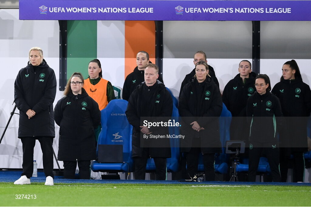 28 October 2025; Republic of Ireland head coach Carla Ward, left, with staff, from left, performance analyst Rhianna Farr, assistant head coach Alan Mahon, goalkeeping coach Emma Byrne and assistant coach Amber Whiteley before the UEFA Women's Nations League A/B promotion/relegation play-off second leg match between Belgium and Republic of Ireland at The King Power At Den Dreef Stadium in Leuven, Belgium. Photo by Stephen McCarthy/Sportsfile
