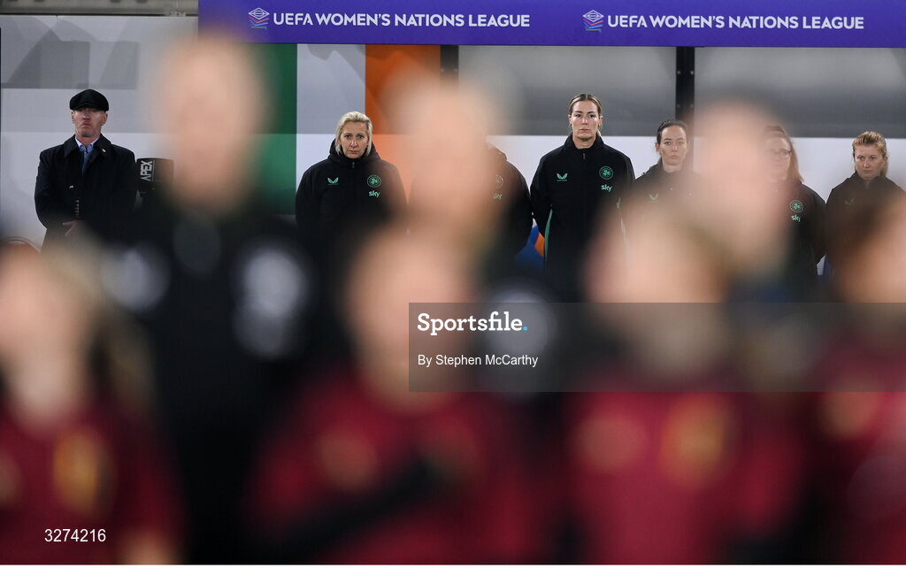 28 October 2025; Republic of Ireland head coach Carla Ward with staff, from left, team security Gordon Rochford, goalkeeping coach Emma Byrne, assistant coach Amber Whiteley, performance analyst Rhianna Farr and performance coach Holly Pickett before the UEFA Women's Nations League A/B promotion/relegation play-off second leg match between Belgium and Republic of Ireland at The King Power At Den Dreef Stadium in Leuven, Belgium. Photo by Stephen McCarthy/Sportsfile