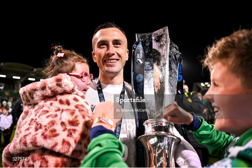 1 November 2025; Aaron McEneff of Shamrock Rovers and his daughter Pixie celebrate with the SSE Airtricity Men's Premier Division trophy after the SSE Airtricity Men's Premier Division match between Shamrock Rovers and Sligo Rovers at Tallaght Stadium in Dublin.  Photo by Stephen McCarthy/Sportsfile