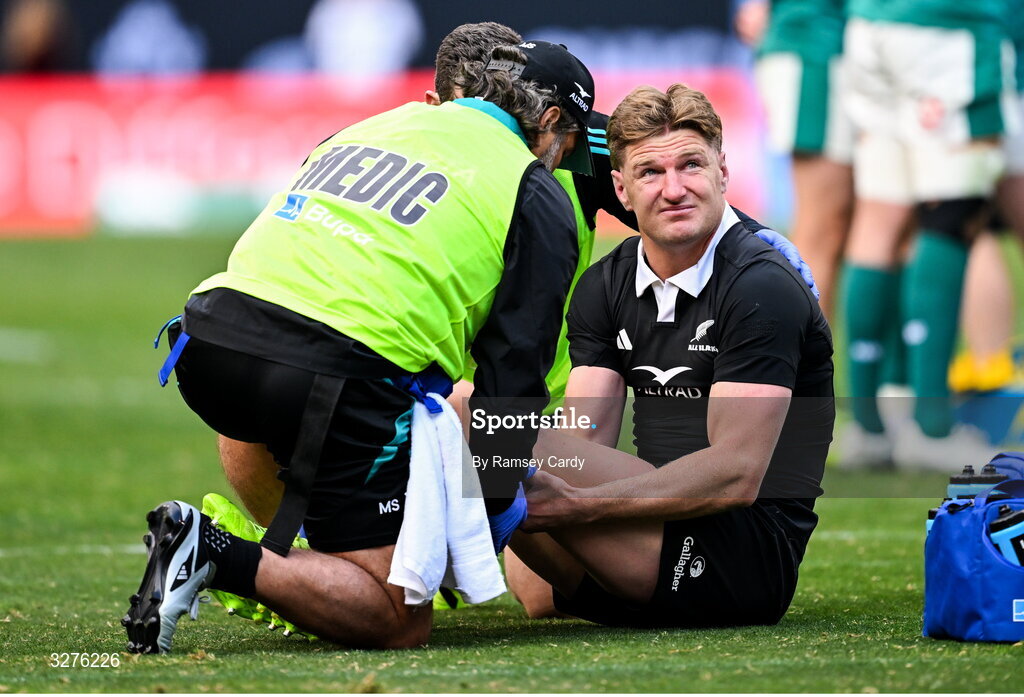 1 November 2025; Jordie Barrett of New Zealand is treated for an injury during the Gallagher Cup match between Ireland and New Zealand at Soldier Field in Chicago, USA. Photo by Ramsey Cardy/Sportsfile