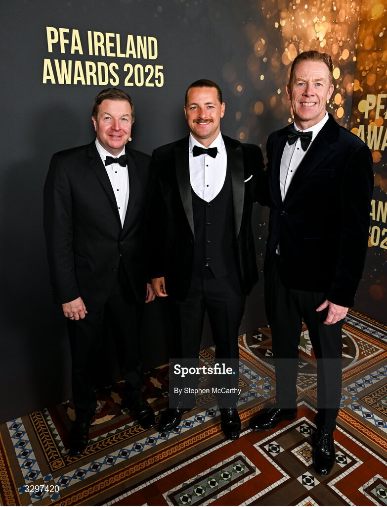 22 November 2025; MC Darragh Maloney, left, Lee Stacey of Shamrock Rovers and PFA Ireland general secretary Stephen McGuinness during the PFA Ireland Awards 2025 at The College Green Hotel in Dublin. Photo by Stephen McCarthy/Sportsfile
