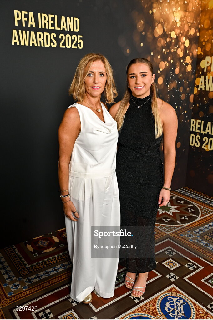 22 November 2025; Ellen Molloy of Wexford with her mother Elaine during the PFA Ireland Awards 2025 at The College Green Hotel in Dublin. Photo by Stephen McCarthy/Sportsfile