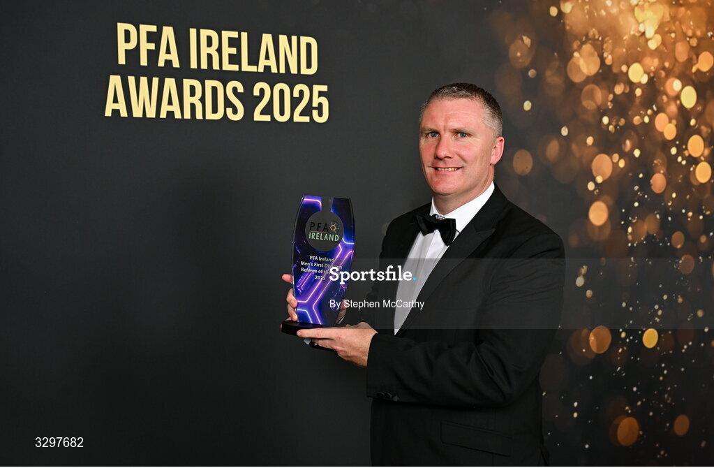 22 November 2025; Referee Mark Houlihan with the PFA Ireland Men’s First Division Referee of the Year 2025 award during the PFA Ireland Awards 2025 at The College Green Hotel in Dublin. Photo by Stephen McCarthy/Sportsfile