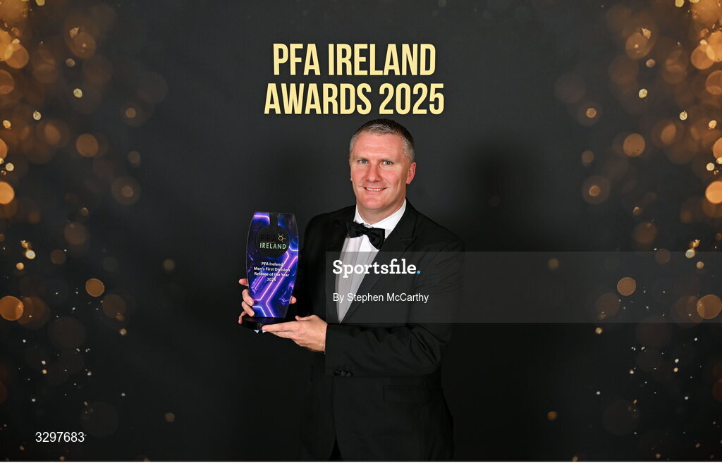 22 November 2025; Referee Mark Houlihan with the PFA Ireland Men’s First Division Referee of the Year 2025 award during the PFA Ireland Awards 2025 at The College Green Hotel in Dublin. Photo by Stephen McCarthy/Sportsfile