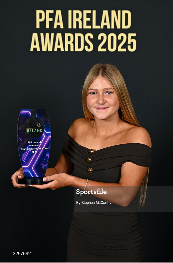 22 November 2025; Madison McGuane of Treaty United with her PFA Ireland Women’s Young Player of the Year 2025 award during the PFA Ireland Awards 2025 at The College Green Hotel in Dublin. Photo by Stephen McCarthy/Sportsfile