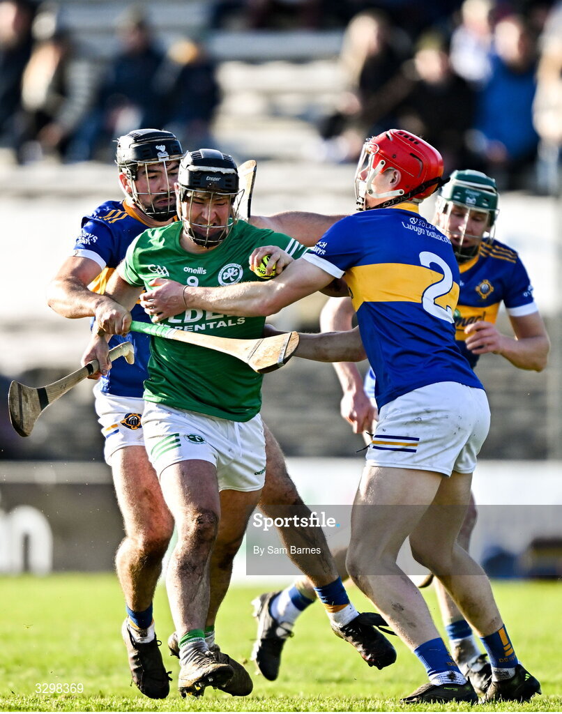 23 November 2025; Ronan Corcoran of Shamrocks Ballyhale in action against Lee Cleere, left, and Joseph Pearson of Clough Ballacolla during the AIB Leinster GAA Hurling Senior Club Championship semi-final match between Shamrocks Ballyhale and Clough Ballacolla at UPMC Nowlan Park in Kilkenny. Photo by Sam Barnes/Sportsfile