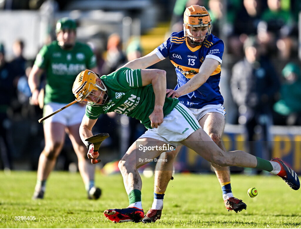 23 November 2025; Richie Reid of Shamrocks Ballyhale in action against Cillian Dunne of Clough Ballacolla during the AIB Leinster GAA Hurling Senior Club Championship semi-final match between Shamrocks Ballyhale and Clough Ballacolla at UPMC Nowlan Park in Kilkenny. Photo by Sam Barnes/Sportsfile