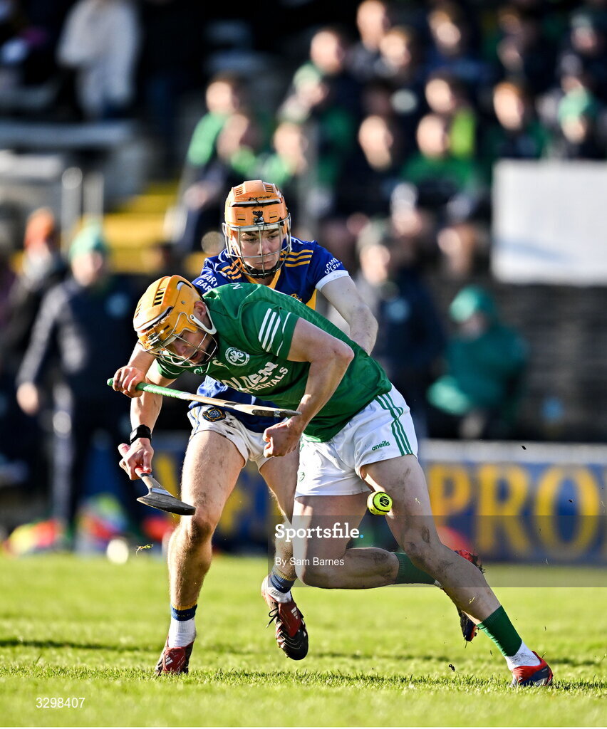 23 November 2025; Richie Reid of Shamrocks Ballyhale in action against Cillian Dunne of Clough Ballacolla during the AIB Leinster GAA Hurling Senior Club Championship semi-final match between Shamrocks Ballyhale and Clough Ballacolla at UPMC Nowlan Park in Kilkenny. Photo by Sam Barnes/Sportsfile