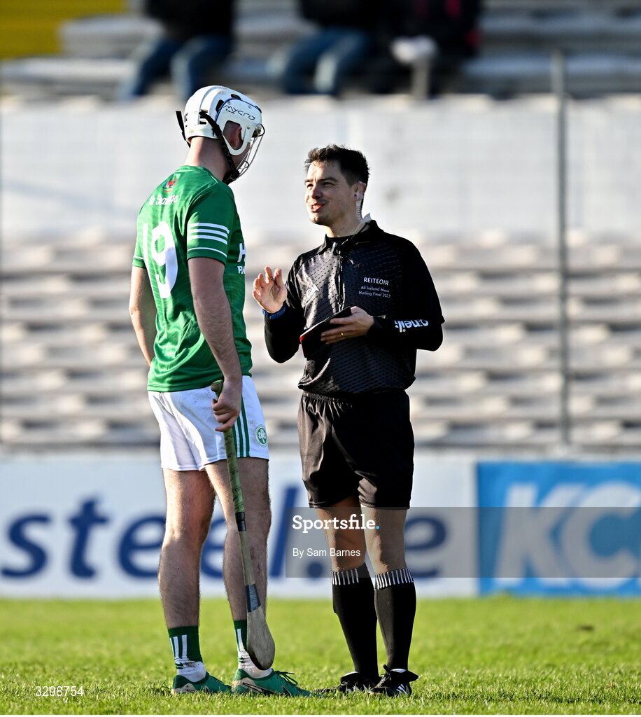 23 November 2025; Referee Caymon Flynn speaks to Ronan Corcoran of Shamrocks Ballyhale during the AIB Leinster GAA Hurling Senior Club Championship semi-final match between Shamrocks Ballyhale and Clough Ballacolla at UPMC Nowlan Park in Kilkenny. Photo by Sam Barnes/Sportsfile