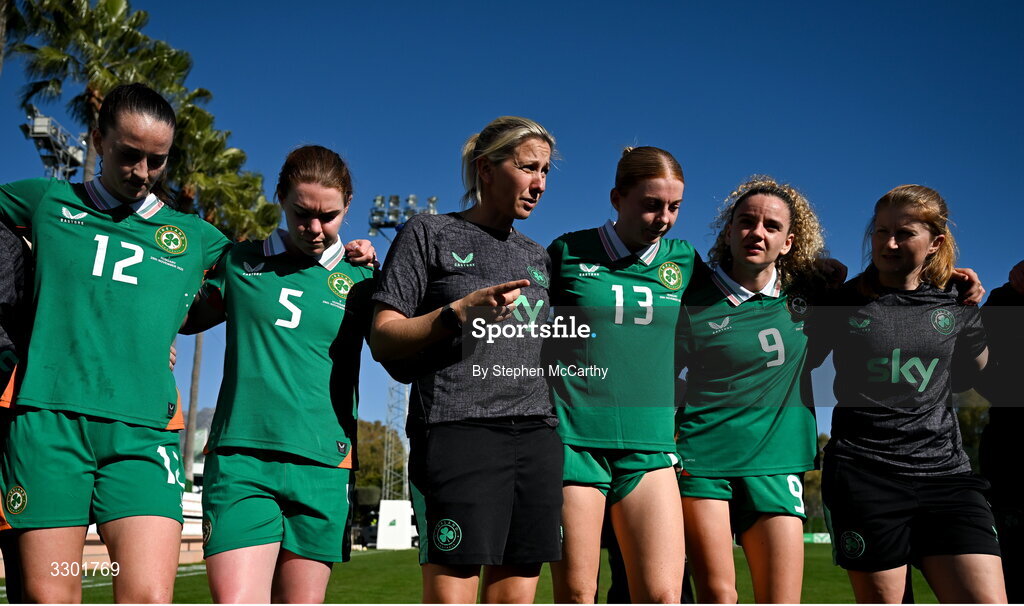 29 November 2025; Republic of Ireland head coach Carla Ward with players and staff, from left, Anna Patten, Aoife Mannion, Hayley Nolan, Leanne Kiernan and performance coach Holly Pickett during the women's international friendly match between Republic of Ireland and Hungary at Marbella Football Centre in Marbella, Spain. Photo by Stephen McCarthy/Sportsfile