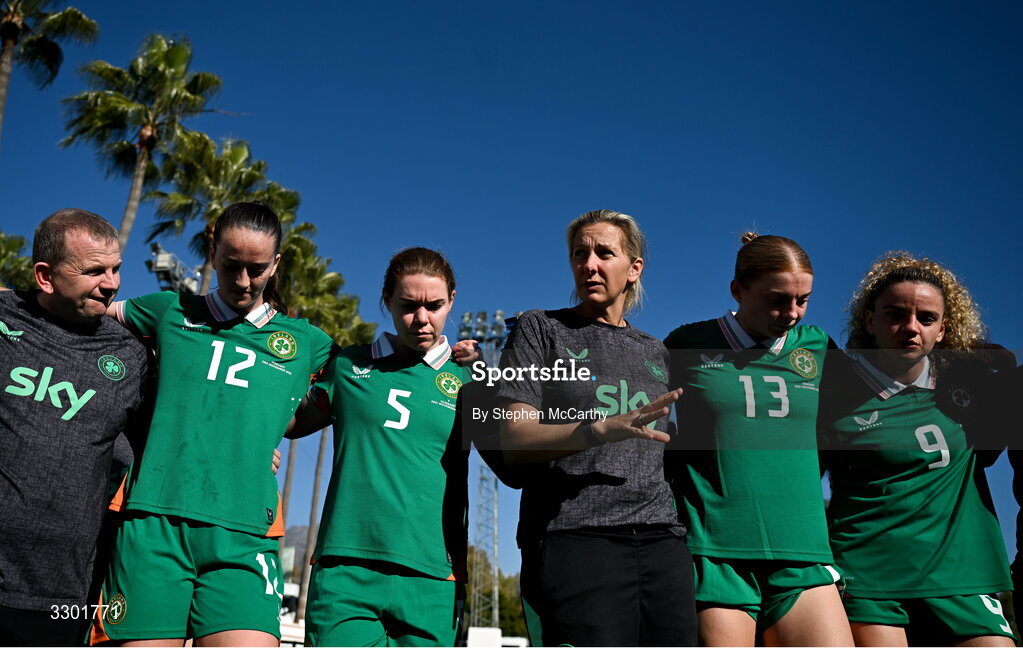 29 November 2025; Republic of Ireland head coach Carla Ward with players and staff, from left, masseuse Mickey McGlynn, Anna Patten, Aoife Mannion, Hayley Nolan and Leanne Kiernan during the women's international friendly match between Republic of Ireland and Hungary at Marbella Football Centre in Marbella, Spain. Photo by Stephen McCarthy/Sportsfile