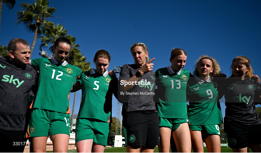 29 November 2025; Republic of Ireland head coach Carla Ward with players and staff, from left, masseuse Mickey McGlynn, Anna Patten, Aoife Mannion, Hayley Nolan, Leanne Kiernan and performance coach Holly Pickett during the women's international friendly match between Republic of Ireland and Hungary at Marbella Football Centre in Marbella, Spain. Photo by Stephen McCarthy/Sportsfile