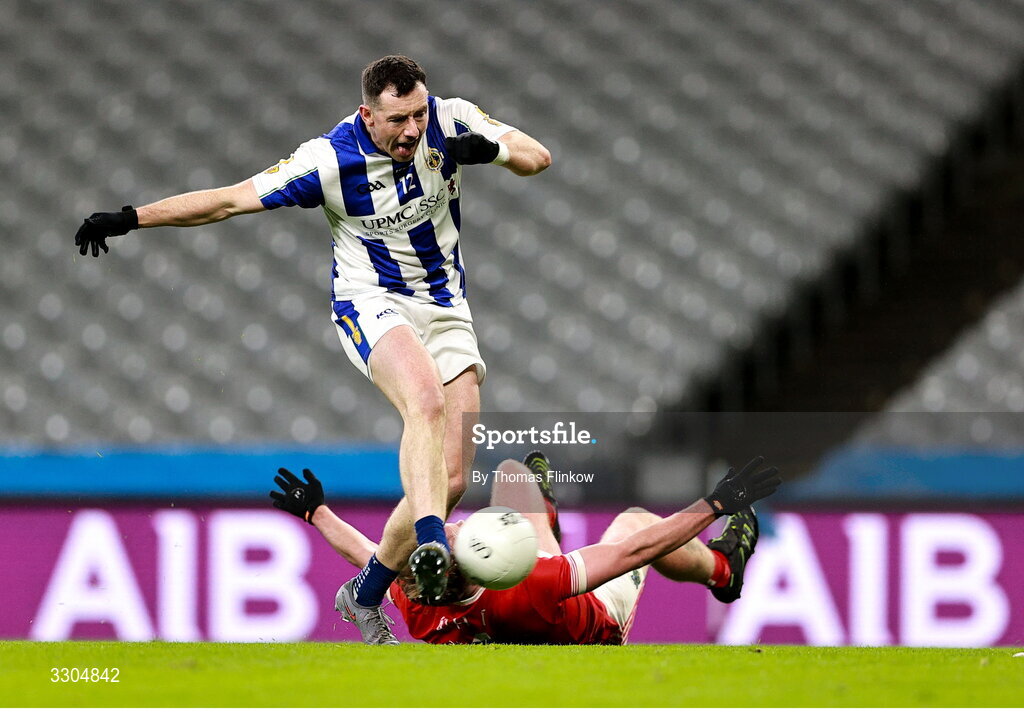 6 December 2025; Ryan Basquel of Ballyboden St Enda’s on his way to scoring his side's first goal despite the efforts of Darren Lawler of Athy during the AIB Leinster GAA Football Senior Club Championship final match between Athy of Kildare and Ballyboden St Enda's of Dublin at Croke Park in Dublin. Photo by Thomas Flinkow/Sportsfile