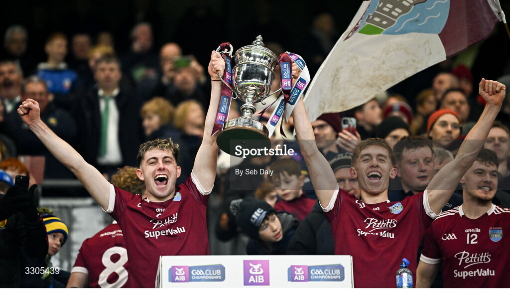 6 December 2025; St Martin's players Luke Kavanagh, left, and Joe Barrett lift the O'Neill Cup after their side's victory in the AIB Leinster GAA Hurling Senior Club Championship final match between St Martin's of Wexford and Shamrocks Ballyhale of Kilkenny at Croke Park in Dublin. Photo by Seb Daly/Sportsfile