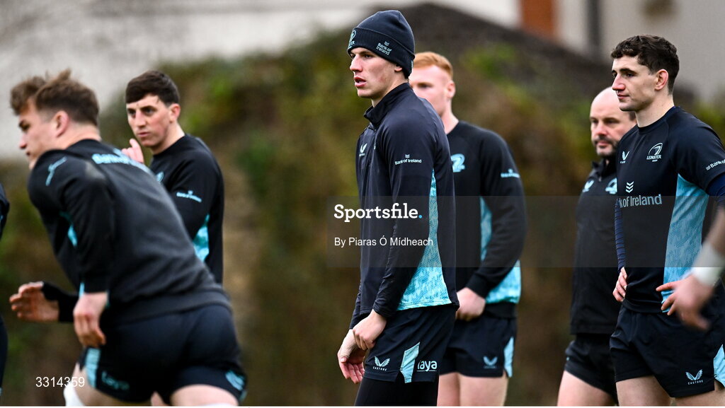 29 December 2025; Sam Prendergast, centre, during Leinster Rugby squad training at Rosemount in UCD, Dublin. Photo by Piaras Ó Mídheach/Sportsfile
