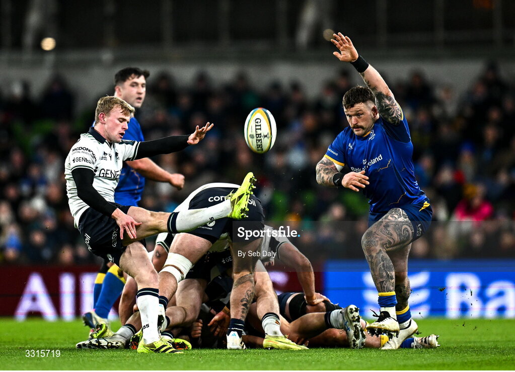 3 January 2026; Andrew Porter of Leinster attempts to charge down Ben Murphy of Connacht during the United Rugby Championship match between Leinster and Connacht at the Aviva Stadium in Dublin. Photo by Seb Daly/Sportsfile