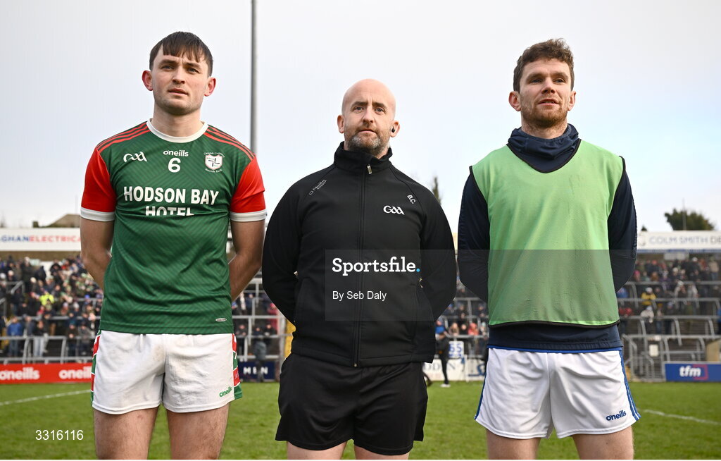 4 January 2026; Referee Brendan Cawley with St Brigid's captain Brian Stack, left, and Scotstown captain Damien McArdle before the AIB GAA Football All-Ireland Senior Club Championship semi-final match between between St Brigid's of Roscommon and Scotstown of Monaghan at Kingspan Breffni in Cavan. Photo by Seb Daly/Sportsfile