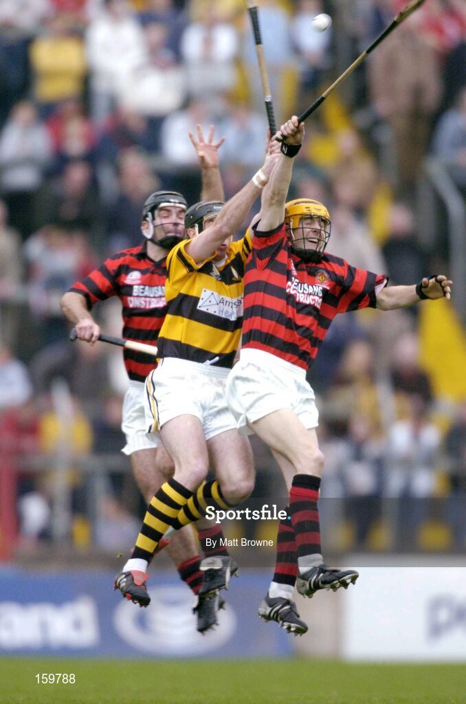 31 October 2004; Ian Quinlan, right, and Maurice Cahill, Cloyne, in action against John Gardiner, Na Pairsaigh. Cork County Senior Hurling Final, Na Piarsaigh v Cloyne, Pairc Ui Chaoimh, Cork. Picture credit; Matt Browne / SPORTSFILE