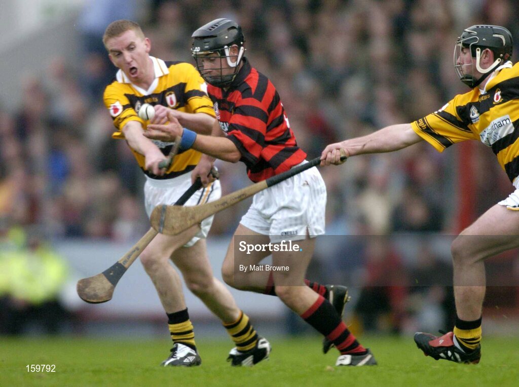 31 October 2004; Mike Noughton, Cloyne, in action against Colin O'Sullivan, left, and Stephen O'Sullivan, Na Pairsaigh. Cork County Senior Hurling Final, Na Piarsaigh v Cloyne, Pairc Ui Chaoimh, Cork. Picture credit; Matt Browne / SPORTSFILE