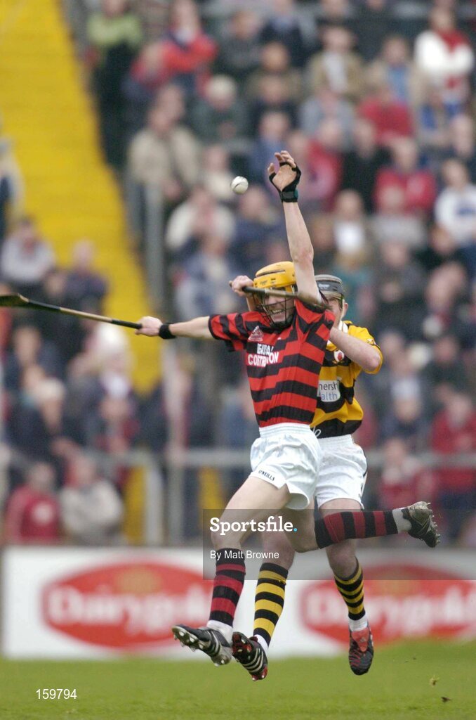 31 October 2004; Ian Quinlan, Cloyne, in action against John Gardiner, Na Pairsaigh. Cork County Senior Hurling Final, Na Piarsaigh v Cloyne, Pairc Ui Chaoimh, Cork. Picture credit; Matt Browne / SPORTSFILE