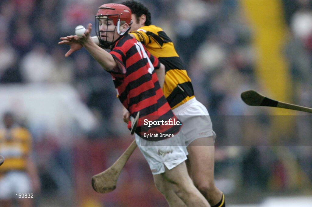 31 October 2004; Padraig O'Sullivan, Cloyne, in action against Sean Og O hAilpin, Na Pairsaigh. Cork County Senior Hurling Final, Na Piarsaigh v Cloyne, Pairc Ui Chaoimh, Cork. Picture credit; Matt Browne / SPORTSFILE