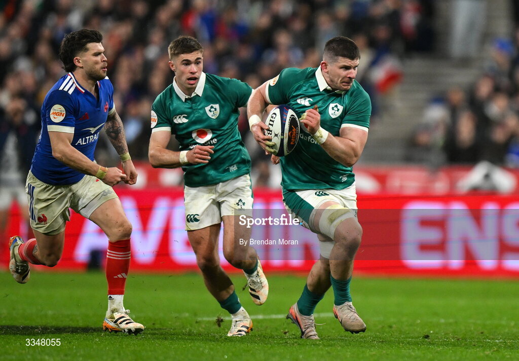 5 February 2026; Nick Timoney of Ireland races clear of Matthieu Jalibert of France during the Guinness 6 Nations Rugby Championship match between France and Ireland at Stade de France in Paris, France. Photo by Brendan Moran/Sportsfile