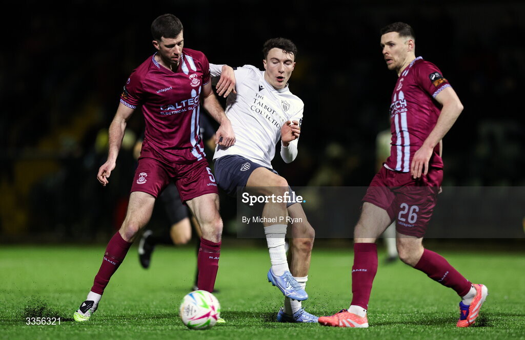 13 February 2026; Jake Doyle of Wexford in action against Brendeán Frahill, left, and Gary Buckley of Cobh Ramblers during the SSE Airtricity Men's First Division match between Cobh Ramblers and Wexford at St Colman's Park in Cobh, Cork. Photo by Michael P Ryan/Sportsfile