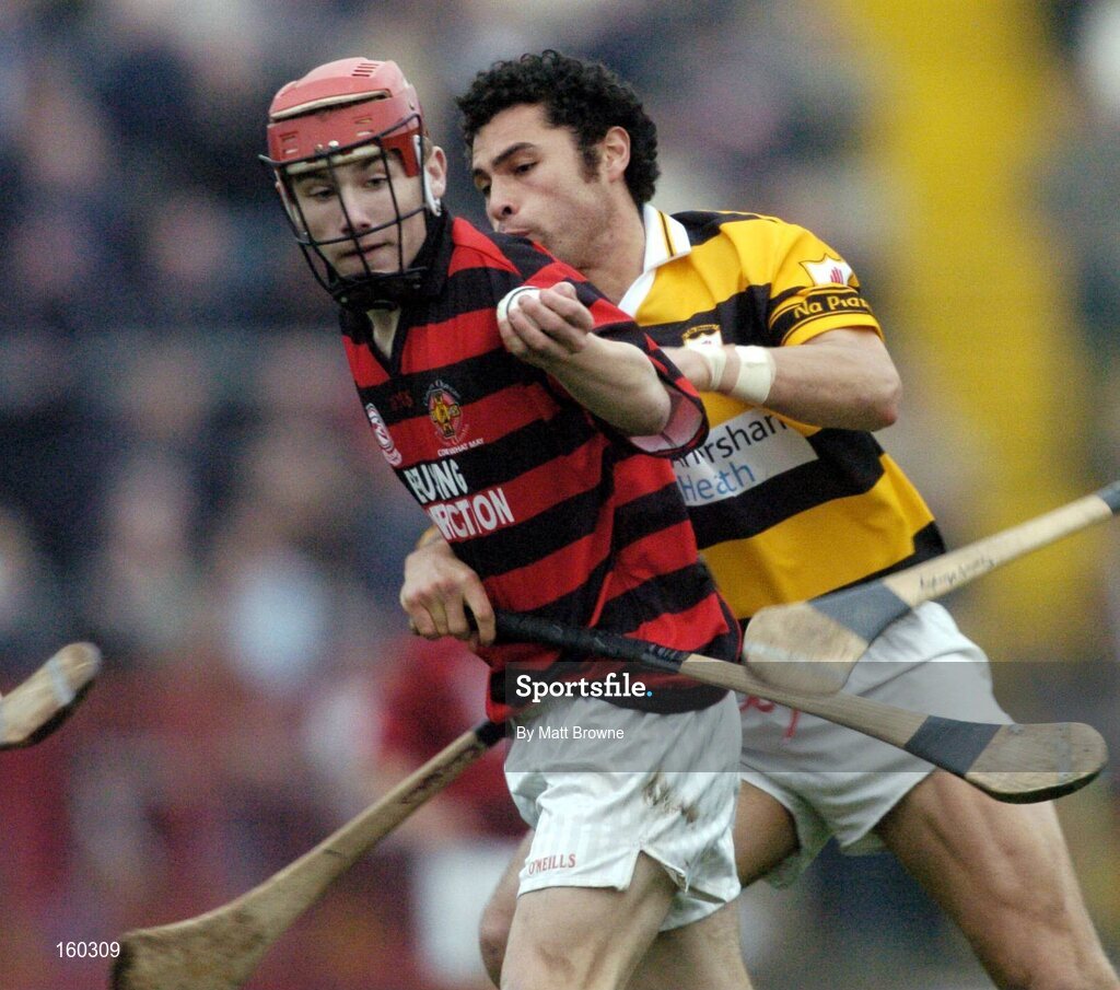31 October 2004; Padraig O'Sullivan, Cloyne, in action against Sean Og O hAilpin, Na Pairsaigh. Cork County Senior Hurling Final, Na Piarsaigh v Cloyne, Pairc Ui Chaoimh, Cork. Picture credit; Matt Browne / SPORTSFILE