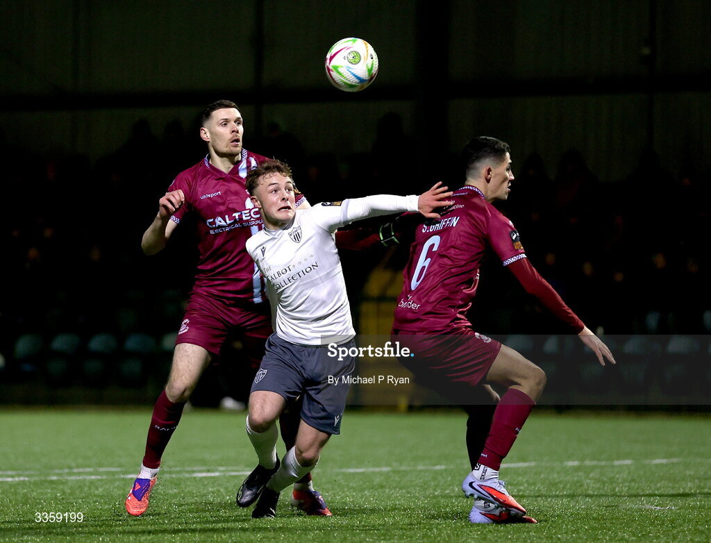 13 February 2026; Kaylem Harnett of Wexford in action against Gary Buckley, left, and Shane Griffin of Cobh Ramblers during the SSE Airtricity Men's First Division match between Cobh Ramblers and Wexford at St Colman's Park in Cobh, Cork. Photo by Michael P Ryan/Sportsfile