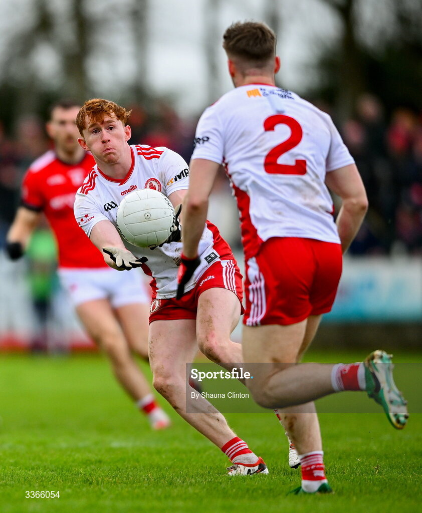 22 February 2026; Seanie O'Donnell of Tyrone passes to team-mate Cormac Quinn during the Allianz Football League Division 2 match between Louth and Tyrone at DEFY Pairc Mhuire in Ardee, Louth. Photo by Shauna Clinton/Sportsfile