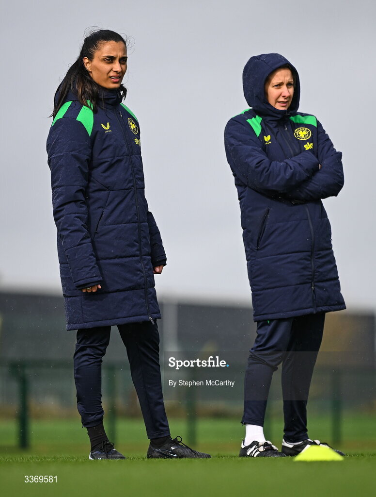 26 February 2026; Performance analyst Jasmine Mander, left, and head coach Carla Ward during a Republic of Ireland women training session at the FAI National Training Centre in Abbotstown, Dublin. Photo by Stephen McCarthy/Sportsfile