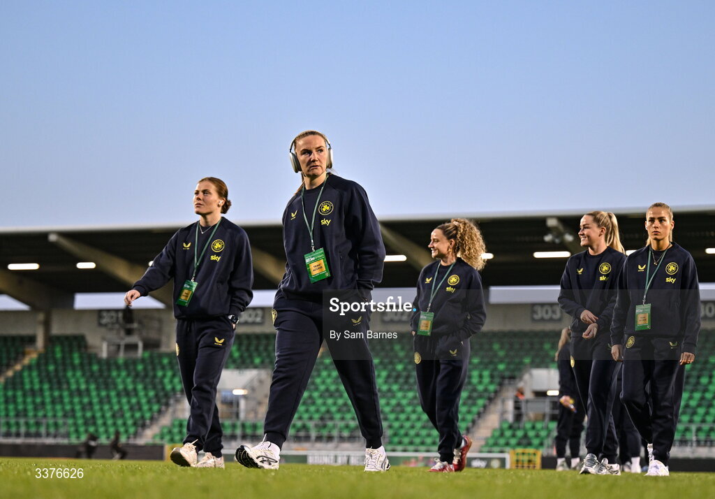 3 March 2026; Republic of Ireland goalkeeper Courtney Brosnan, second left, and teammates walk the pitch before the 2027 FIFA Women’s World Cup Qualifier match between Republic of Ireland and France at Tallaght Stadium in Dublin. Photo by Sam Barnes/Sportsfile