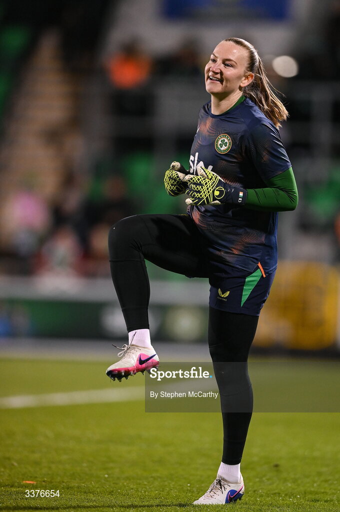 3 March 2026; Republic of Ireland goalkeeper Courtney Brosnan warms up before the 2027 FIFA Women’s World Cup Qualifier match between Republic of Ireland and France at Tallaght Stadium in Dublin. Photo by Stephen McCarthy/Sportsfile