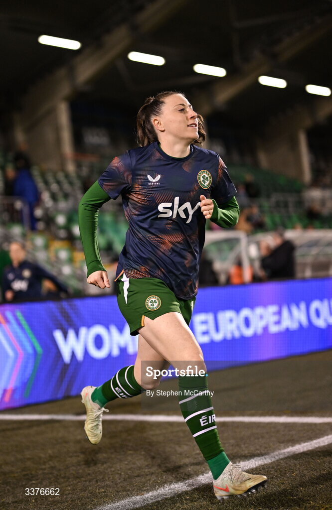 3 March 2026; Lucy Quinn of Republic of Ireland runs out for the warm up before the 2027 FIFA Women’s World Cup Qualifier match between Republic of Ireland and France at Tallaght Stadium in Dublin. Photo by Stephen McCarthy/Sportsfile