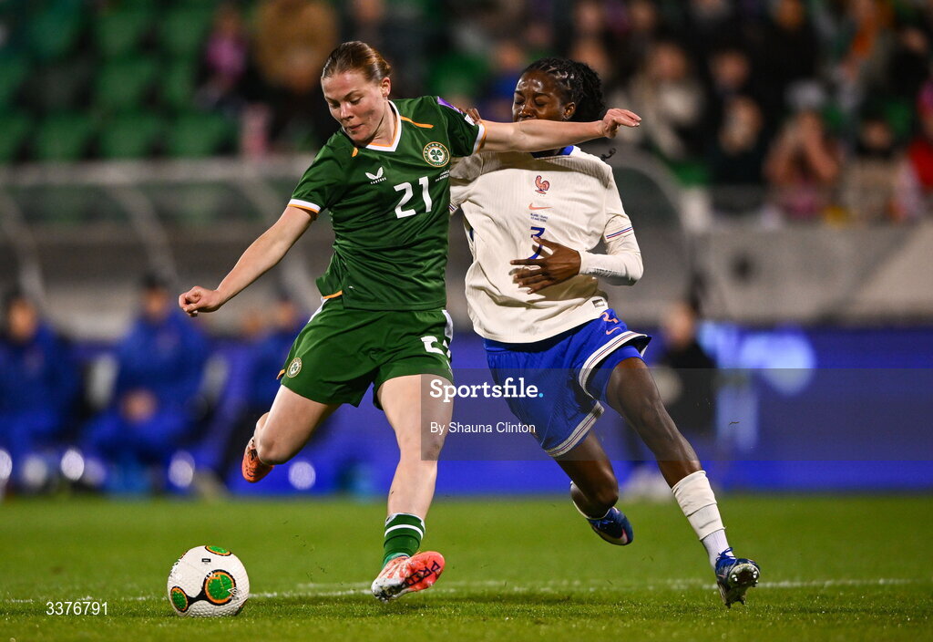 3 March 2026; Emily Murphy of Republic of Ireland has a shot on goal despite the attention of Thiniba Samoura of France during the 2027 FIFA Women’s World Cup Qualifier match between Republic of Ireland and France at Tallaght Stadium in Dublin. Photo by Shauna Clinton/Sportsfile