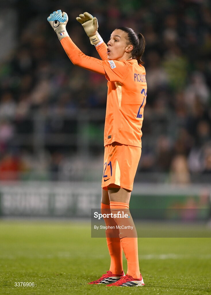 3 March 2026; France goalkeeper Constance Picaud during the 2027 FIFA Women’s World Cup Qualifier match between Republic of Ireland and France at Tallaght Stadium in Dublin. Photo by Stephen McCarthy/Sportsfile