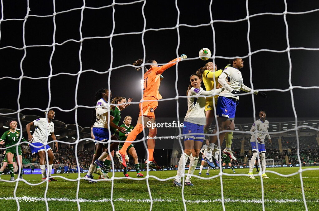 3 March 2026; Republic of Ireland goalkeeper Courtney Brosnan in action against France goalkeeper Constance Picaud during the 2027 FIFA Women’s World Cup Qualifier match between Republic of Ireland and France at Tallaght Stadium in Dublin. Photo by Stephen McCarthy/Sportsfile