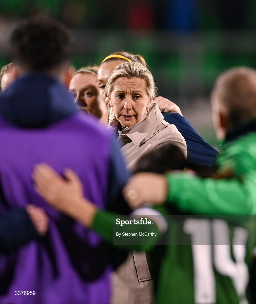 3 March 2026; Republic of Ireland head coach Carla Ward speaks to her players in the huddle after her side's defeat in the 2027 FIFA Women’s World Cup Qualifier match between Republic of Ireland and France at Tallaght Stadium in Dublin. Photo by Stephen McCarthy/Sportsfile