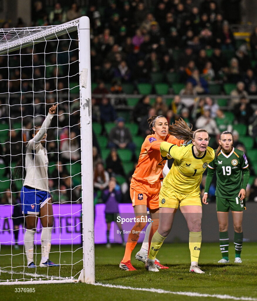 3 March 2026; France goalkeeper Constance Picaud and Republic of Ireland goalkeeper Courtney Brosnan tussle as they await a corner kick during the 2027 FIFA Women’s World Cup Qualifier match between Republic of Ireland and France at Tallaght Stadium in Dublin. Photo by Sam Barnes/Sportsfile