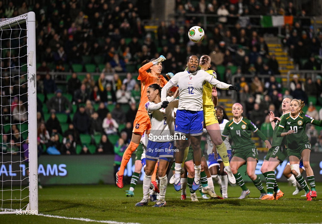3 March 2026; Republic of Ireland goalkeeper Courtney Brosnan attempts to head the ball under pressure from Marie-Antoinette Katoto of France and France goalkeeper Constance Picaud during the 2027 FIFA Women’s World Cup Qualifier match between Republic of Ireland and France at Tallaght Stadium in Dublin. Photo by Sam Barnes/Sportsfile